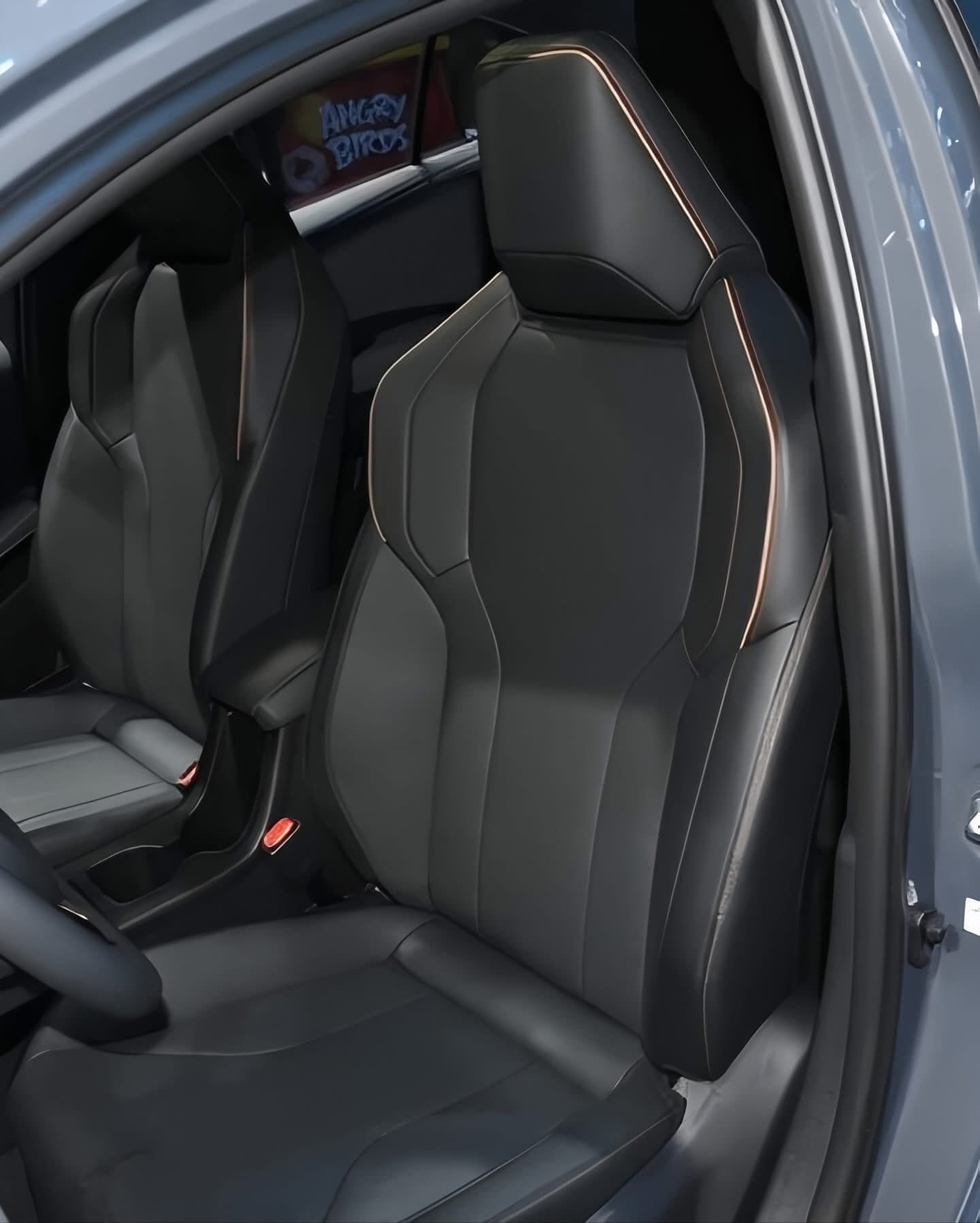 مقاعد داخلية شيك بلون غامق - كورولا الجديدة 2026